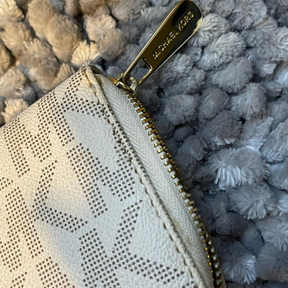 Michael Kors Monogram wallet. - Picture 7 of 7